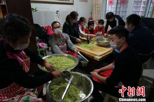 郑州“饺子哥”六年送出2700份饺子 带动千人做公益