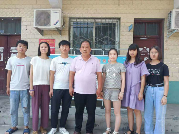 奉献爱心，情系贫困学子！