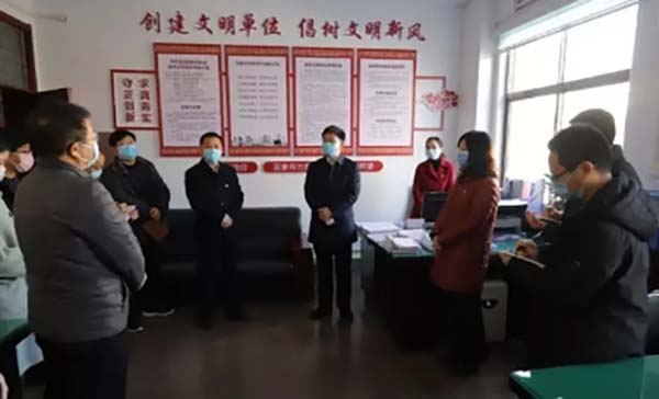杨跃民看望慰问疫情防控宣传教育组一线干部职工