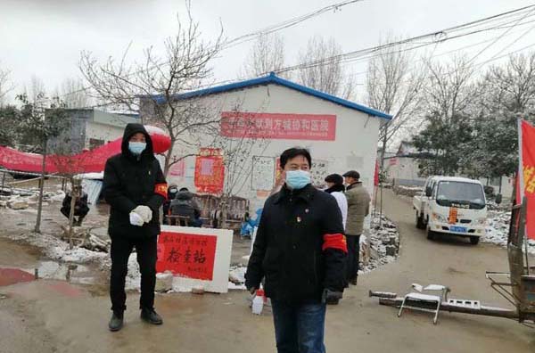 在乡村抗疫阻击战中坚守阵地的逆行者