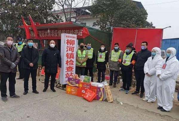 舍小家夫妻齐上阵 抗疫情执勤搞防控