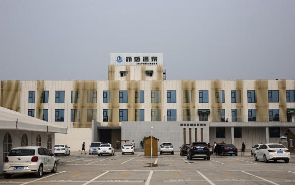 郑州汤盛温泉主打“24 小时随来随吃”豪华自助餐