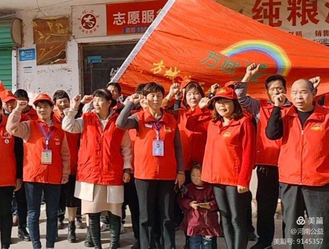 方城义工联拐河镇维护交通秩序纪实
